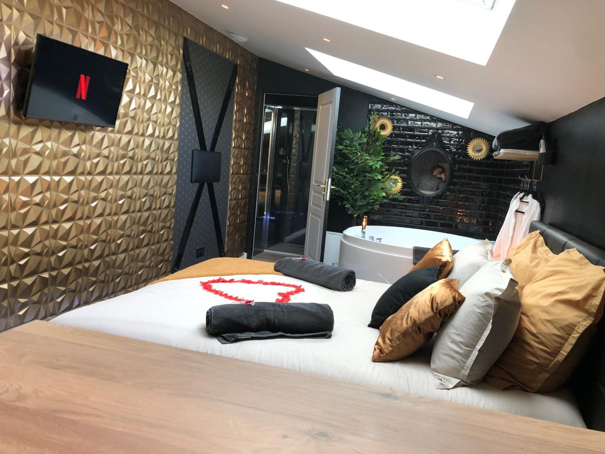 Playroom Et Nuit Insolite Aubie-et-Espessas Εξωτερικό φωτογραφία